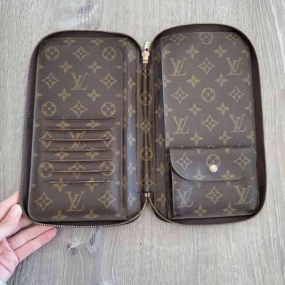 Louis Vuitton Handbags - Louis Vuitton escapade escovedo travel organizer clutch wallet